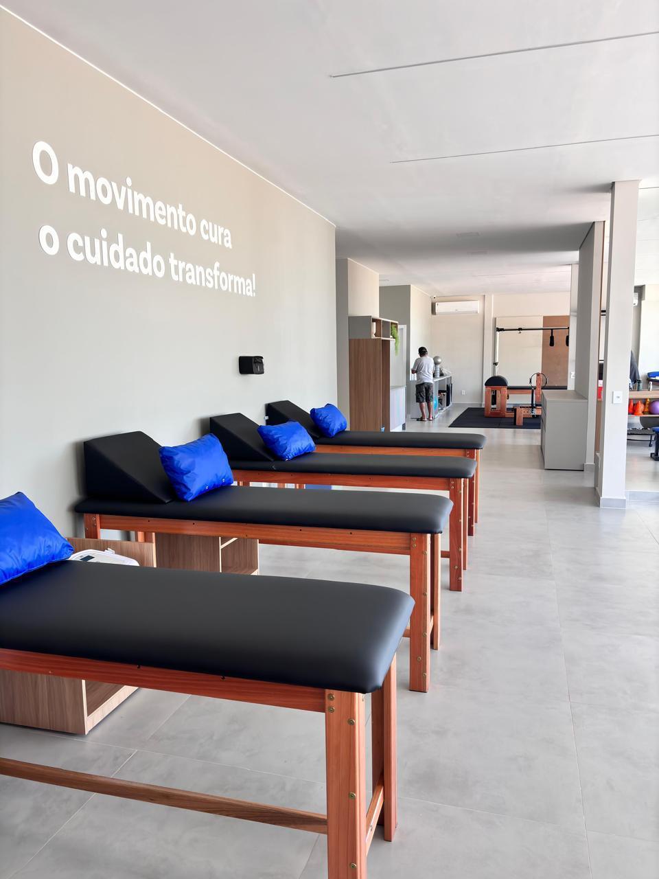 Macas de atendimento com a frase O movimento cura, o cuidado transforma