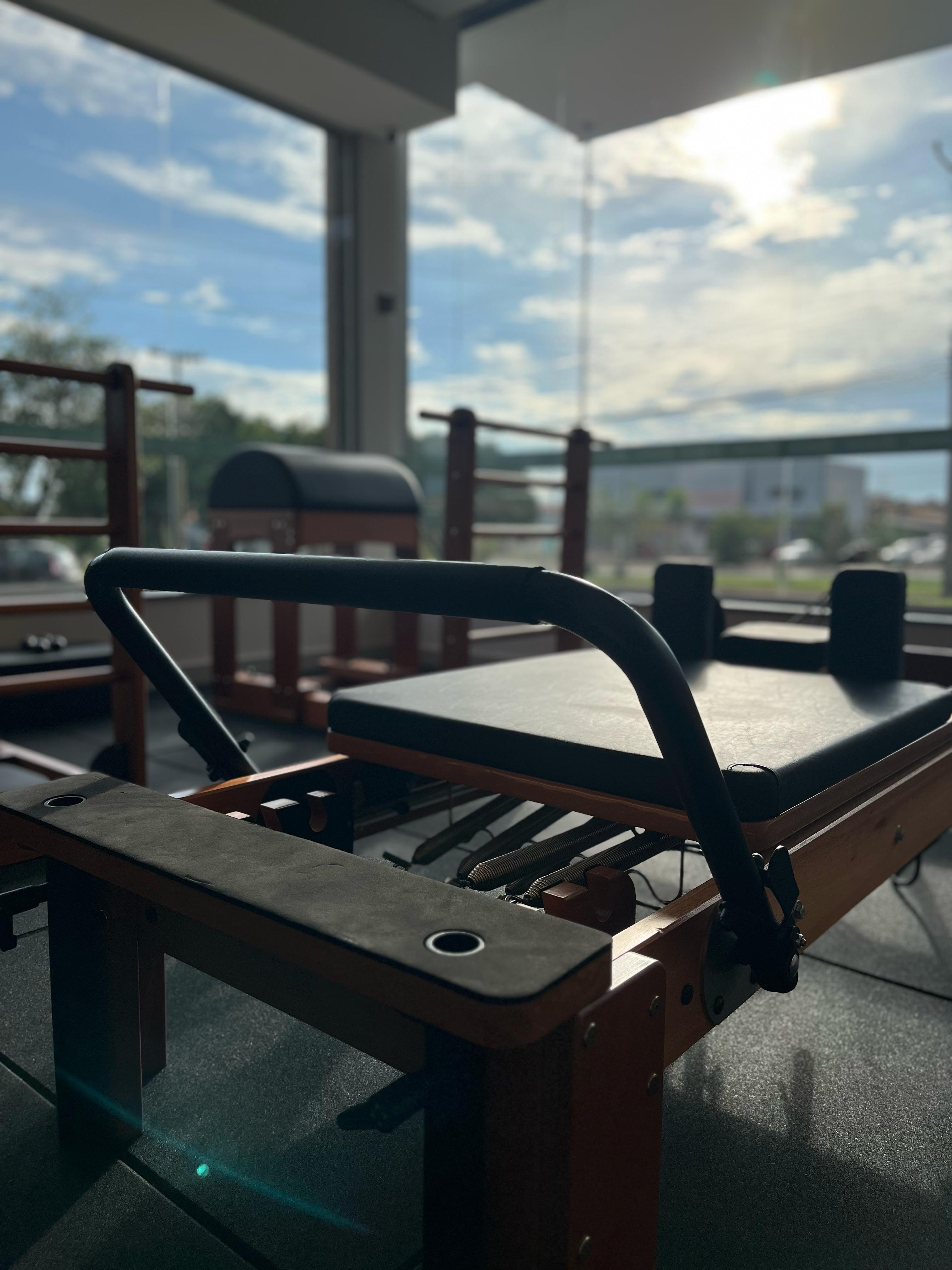 Reformer de Pilates junto à janela panorâmica da clínica Ibrafisio