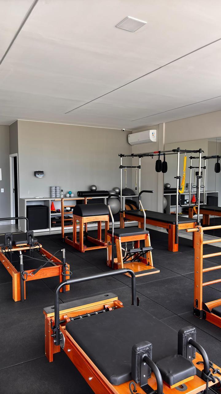 Studio de Pilates da Ibrafisio com reformers, cadeiras e equipamentos profissionais